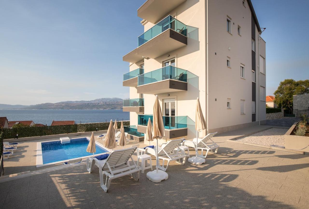 Apartments Blueview Postira Bagian luar foto