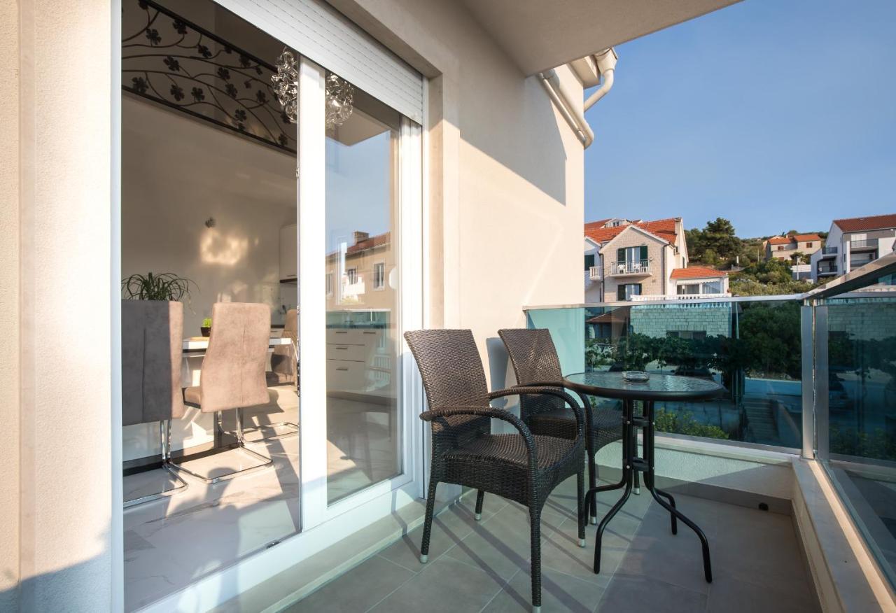 Apartments Blueview Postira Bagian luar foto
